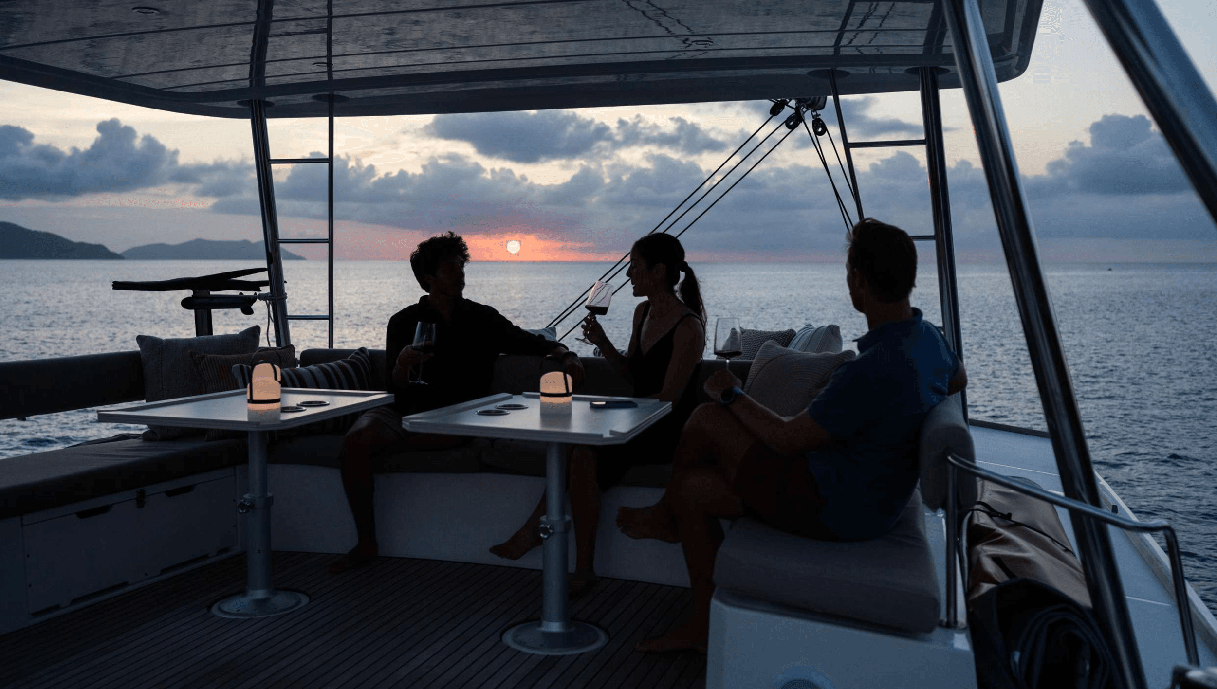Sun Daze Yacht Charter Fly Bridge