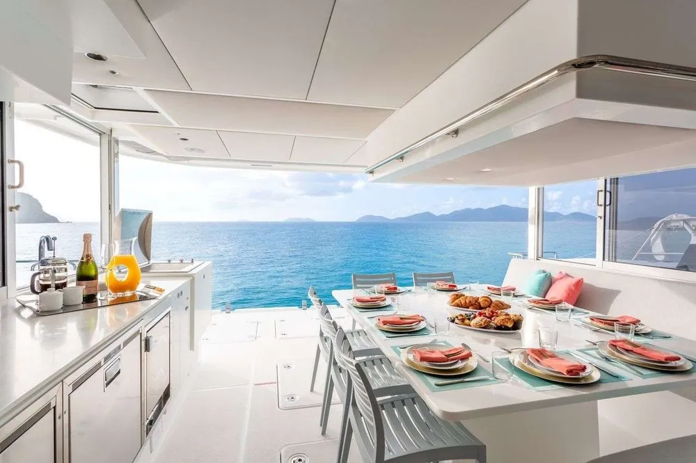 yacht-596796