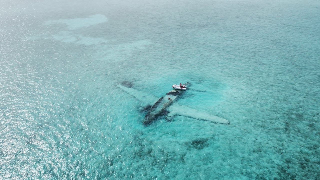 norman cay crashed airplane in the sea
