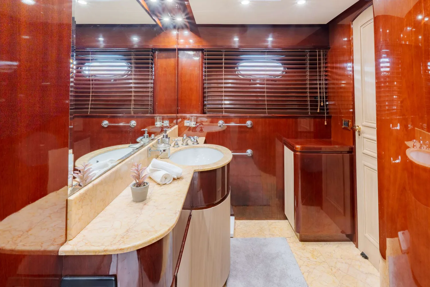 yacht-593792
